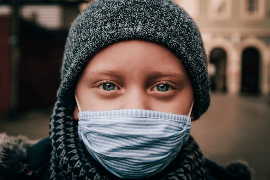 child using face mask